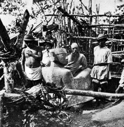 Augustus Le Plongeon en Chichen Itza, 1875
